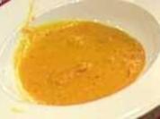 Hokkaido-Kürbissuppe mit Parmesankräcker, Chutney und Stroh - Rezept