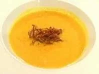 Hokkaido-Kürbissuppe mit Parmesankräcker, Chutney und Stroh a la Kleeberg - Rezept