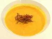 Hokkaido-Kürbissuppe mit Parmesankräcker, Chutney und Stroh a la Kleeberg - Rezept