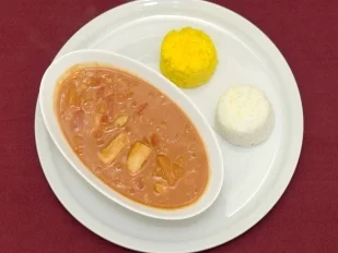 Rotes Thai Curry mit Reis (Nadja Benaissa) - Rezept