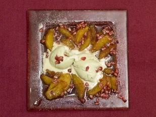 Rezept: Fledermausgalle auf Transsilvanischem Filet mit süßen Blutstropfen (Eva Jacob) Fledermausgalle auf Transsilvanischem Filet mit süßen Blutstropfen (Eva Jacob) - Rezept