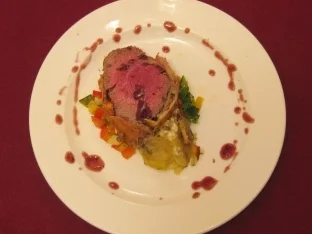 Filet Wellington mit Wok-Gemüse und Kartoffelgratin - Rezept