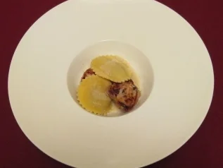 Wachtelfilet mit Vanille-Thymian-Jus und Gewürzapfel-Ravioli - Rezept