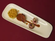 Zweierlei vom Spanferkel mit Curry-Spitzkohl, Sherry-Jus und Macadamianüssen - Rezept