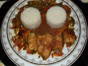 Rouladen aus Hähnchenbrustfilet *würzig scharf* gefüllt mit Gemüse und Reis dazu! - Rezept