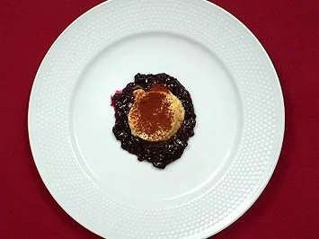 Beerengrütze mit Biskuit-Vanille-Safranmousse - Rezept