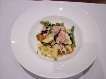 Spargelpasta mit Parmesan und Parmaschinken - Rezept