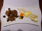 Kalbsbäckchen mit Zitrus dazu gebackener Spargel an Physikhollandaise - Rezept