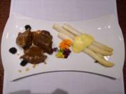 Kalbsbäckchen mit Zitrus dazu gebackener Spargel an Physikhollandaise - Rezept