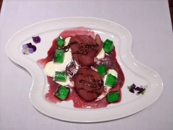 Rezept: Burgunderbirnchen auf Maikrautgelee, Vanillesoße und Chilischokosoße Burgunderbirnchen auf Maikrautgelee, Vanillesoße und Chilischokosoße - Rezept