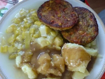 Gemüseburger mit Porreegemüse und Salzkartoffeln - Rezept