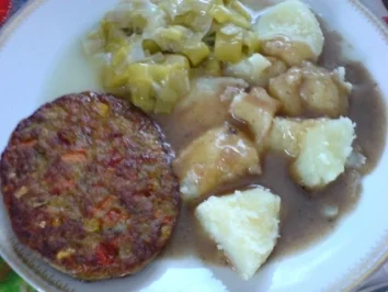 Gemüseburger mit Porreegemüse und Salzkartoffeln - Rezept