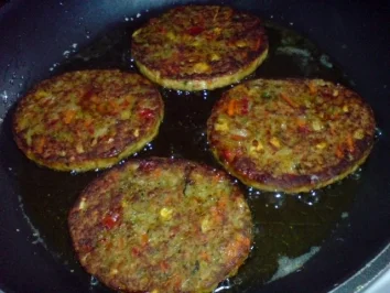 Gemüseburger mit Porreegemüse und Salzkartoffeln - Rezept