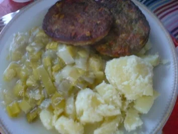 Gemüseburger mit Porreegemüse und Salzkartoffeln - Rezept