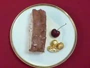 Biskuit mit Vanillecremeeis, gelierten Kirschen und Schokolade - Rezept