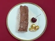 Biskuit mit Vanillecremeeis, gelierten Kirschen und Schokolade - Rezept