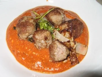 Kalbfleischbällchen in Tomatensauce - Rezept