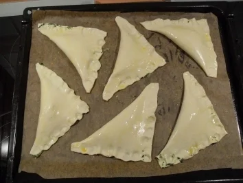 Blätterteigtaschen mit Spinat und Schafskäse - Rezept