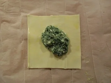 Blätterteigtaschen mit Spinat und Schafskäse - Rezept