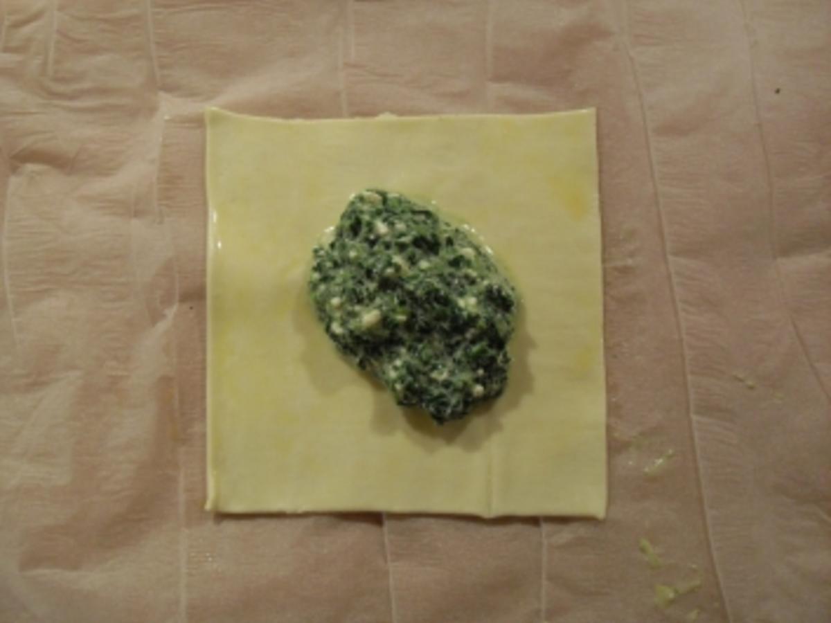 Blätterteigtaschen mit Spinat und Schafskäse - einfach - 214 kcal/100g Blätterteigtaschen mit Spinat und Schafskäse - einfach - 214 kcal/100g