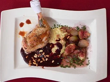 Perlhuhnbrust mit Schalotten und Feigen an Cassissoße - Rezept