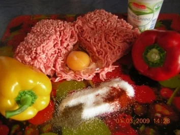 Gefüllte Paprikaschote mit Speckmantel - Rezept