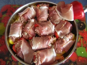 Gefüllte Paprikaschote mit Speckmantel - Rezept