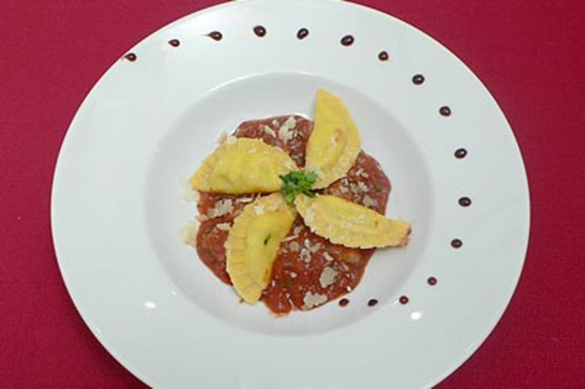 Selbst gemachte Pasta mit Tomaten-Auberginensoße und Salsiccia - Rezept
