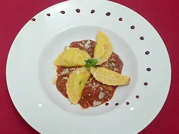 Selbst gemachte Pasta mit Tomaten-Auberginensoße und Salsiccia - Rezept