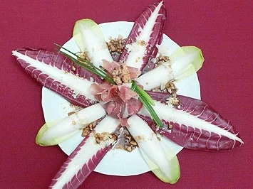 Gefüllte Prosciutto-Säckchen auf Salatbeet an Walnuss-Dressing - Rezept