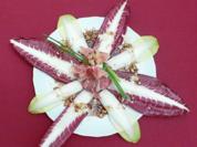 Gefüllte Prosciutto-Säckchen auf Salatbeet an Walnuss-Dressing - Rezept