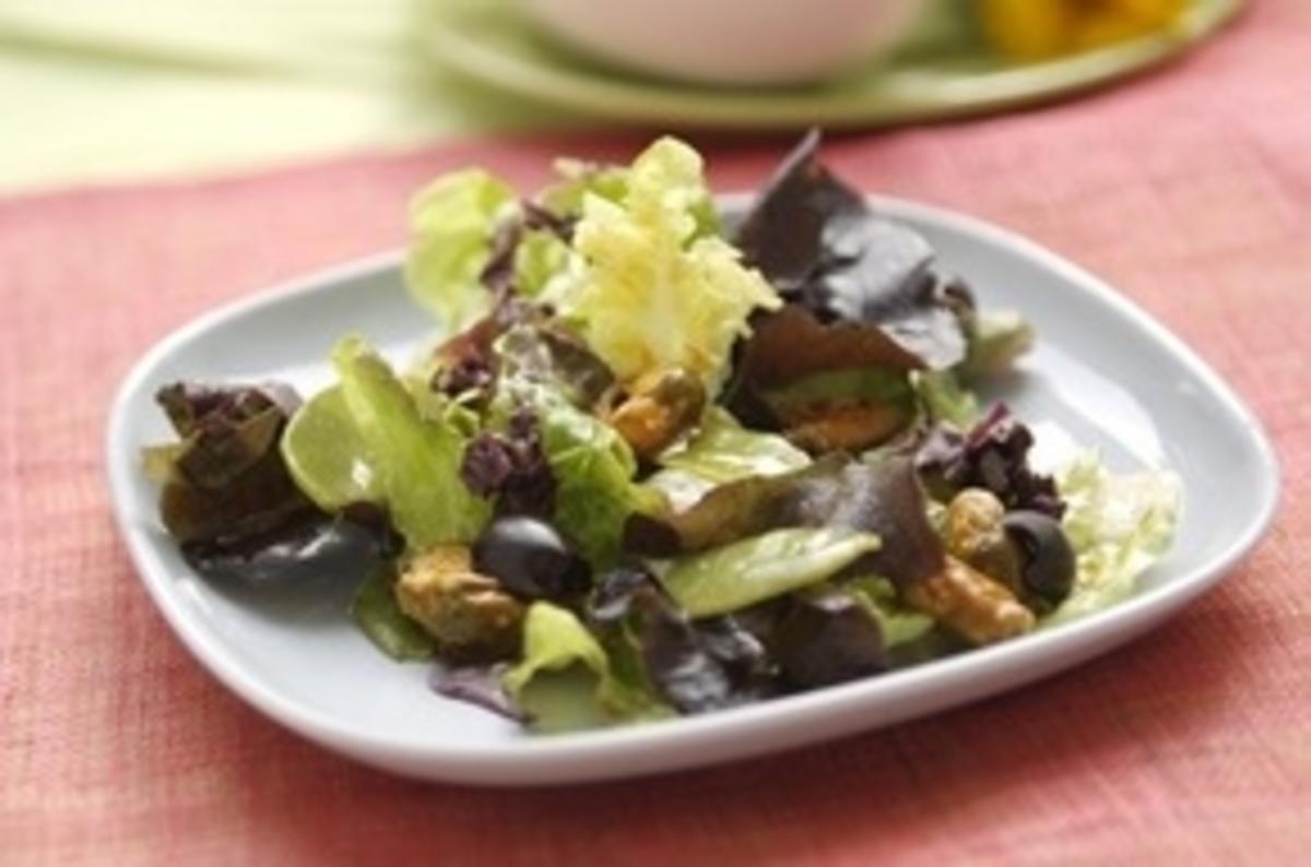 Bunter Blattsalat mit Muscheln und Oliven - Rezept
