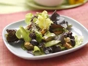 Bunter Blattsalat mit Muscheln und Oliven - Rezept