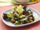 Bunter Blattsalat mit Muscheln und Oliven - Rezept