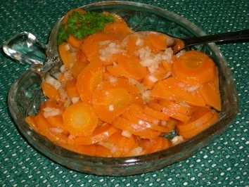 Herzhafter Möhrensalat>> - Rezept