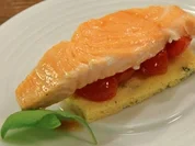 Lachsfilet auf Basilikumbiskuit mit Schmelz-Tomaten - Rezept