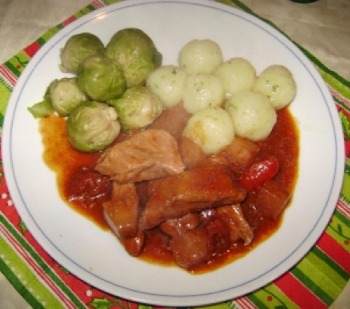 Miniknödel mit Rosenkohl und Hawaigulasch - Rezept