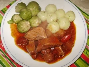 Miniknödel mit Rosenkohl und Hawaigulasch - Rezept