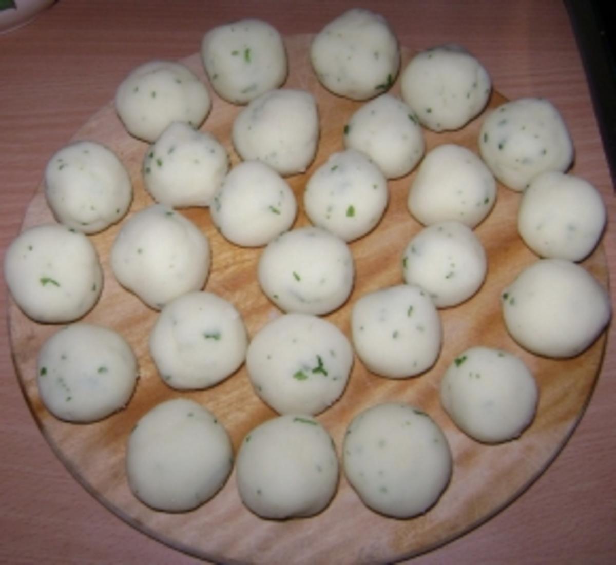 Miniknödel mit Rosenkohl und Hawaigulasch - Rezept