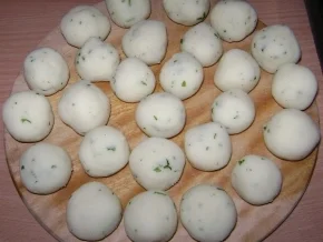 Miniknödel mit Rosenkohl und Hawaigulasch - Rezept