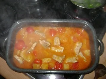 Miniknödel mit Rosenkohl und Hawaigulasch - Rezept