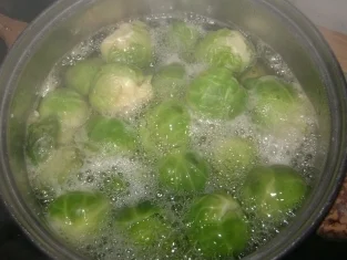 Miniknödel mit Rosenkohl und Hawaigulasch - Rezept