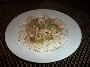 Rezept: Putengeschnetzeltes mit cremiger Sahne-Gurkensoße Putengeschnetzeltes mit cremiger Sahne-Gurkensoße - Rezept