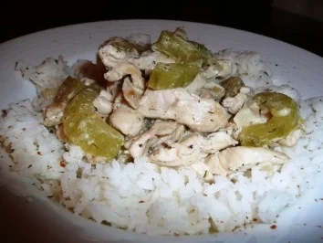 Rezept: Putengeschnetzeltes mit cremiger Sahne-Gurkensoße Putengeschnetzeltes mit cremiger Sahne-Gurkensoße - Rezept