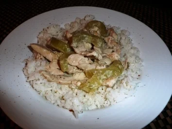 Rezept: Putengeschnetzeltes mit cremiger Sahne-Gurkensoße Putengeschnetzeltes mit cremiger Sahne-Gurkensoße - Rezept