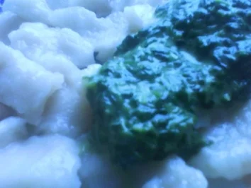 Hausgemachte Knödel an Rahmspinat und Fischstäbchen - Rezept