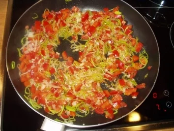 Rezept: Hackfleisch-Gemüsestrudel Bild Nr. 3 Hackfleisch-Gemüsestrudel - Rezept - Bild Nr. 3