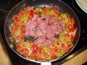 Rezept: Hackfleisch-Gemüsestrudel Bild Nr. 4 Hackfleisch-Gemüsestrudel - Rezept - Bild Nr. 4