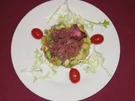 Rezept: Tunfischtatar auf Avocadosalat mit gebratenen Kirschtomaten Tunfischtatar auf Avocadosalat mit gebratenen Kirschtomaten - Rezept