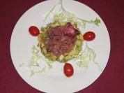 Rezept: Tunfischtatar auf Avocadosalat mit gebratenen Kirschtomaten Tunfischtatar auf Avocadosalat mit gebratenen Kirschtomaten - Rezept